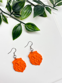 2 Love It Lion Clay - oorbellen - zilver met oranje leeuwenkopjes