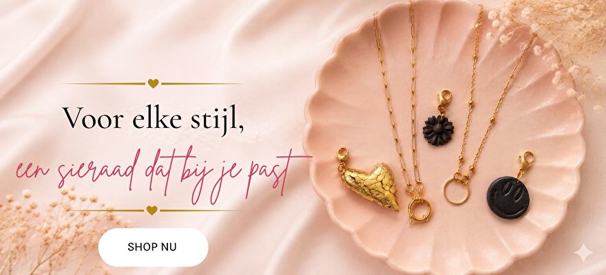 Handgemaakte sieraden uit de studio van 2 Love It op een roze schaal, link naar de collectie armbandjes en kettingen, oorbellen.