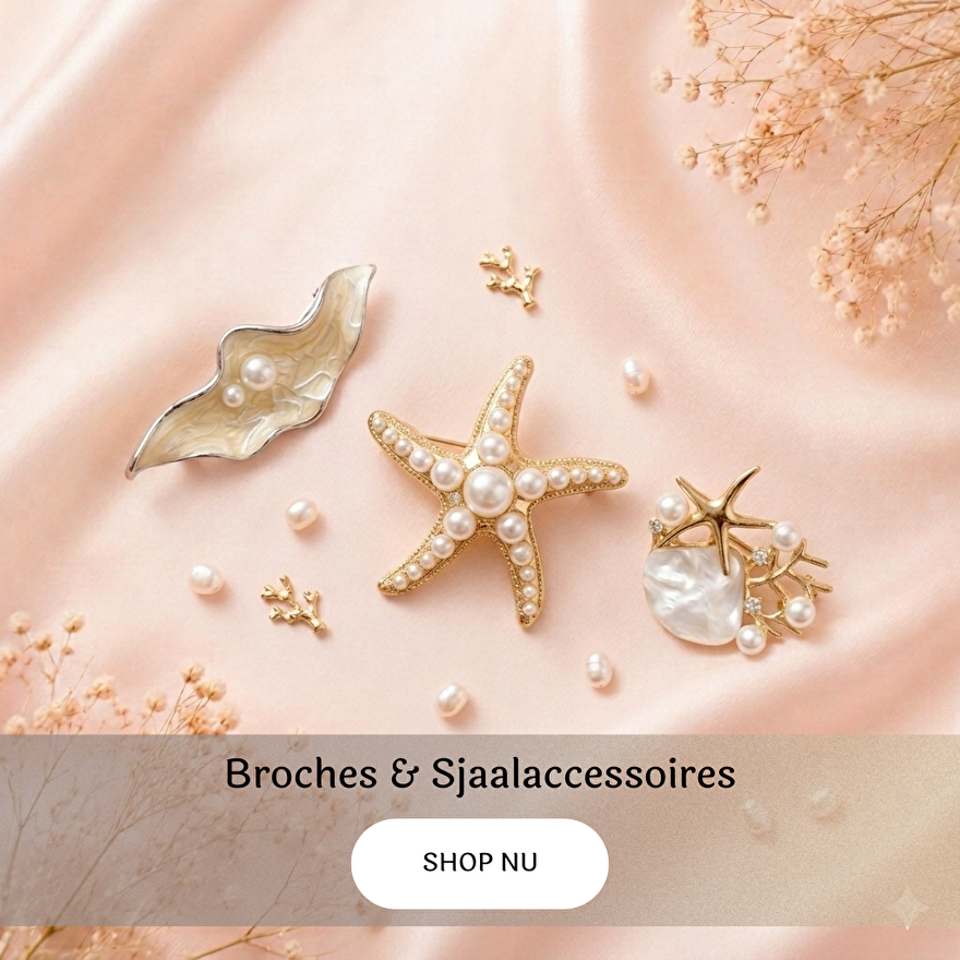 Sfeerbeeld van gouden broches met parels en zeesterren op een roze satijnen achtergrond met sjaalaccessoires
