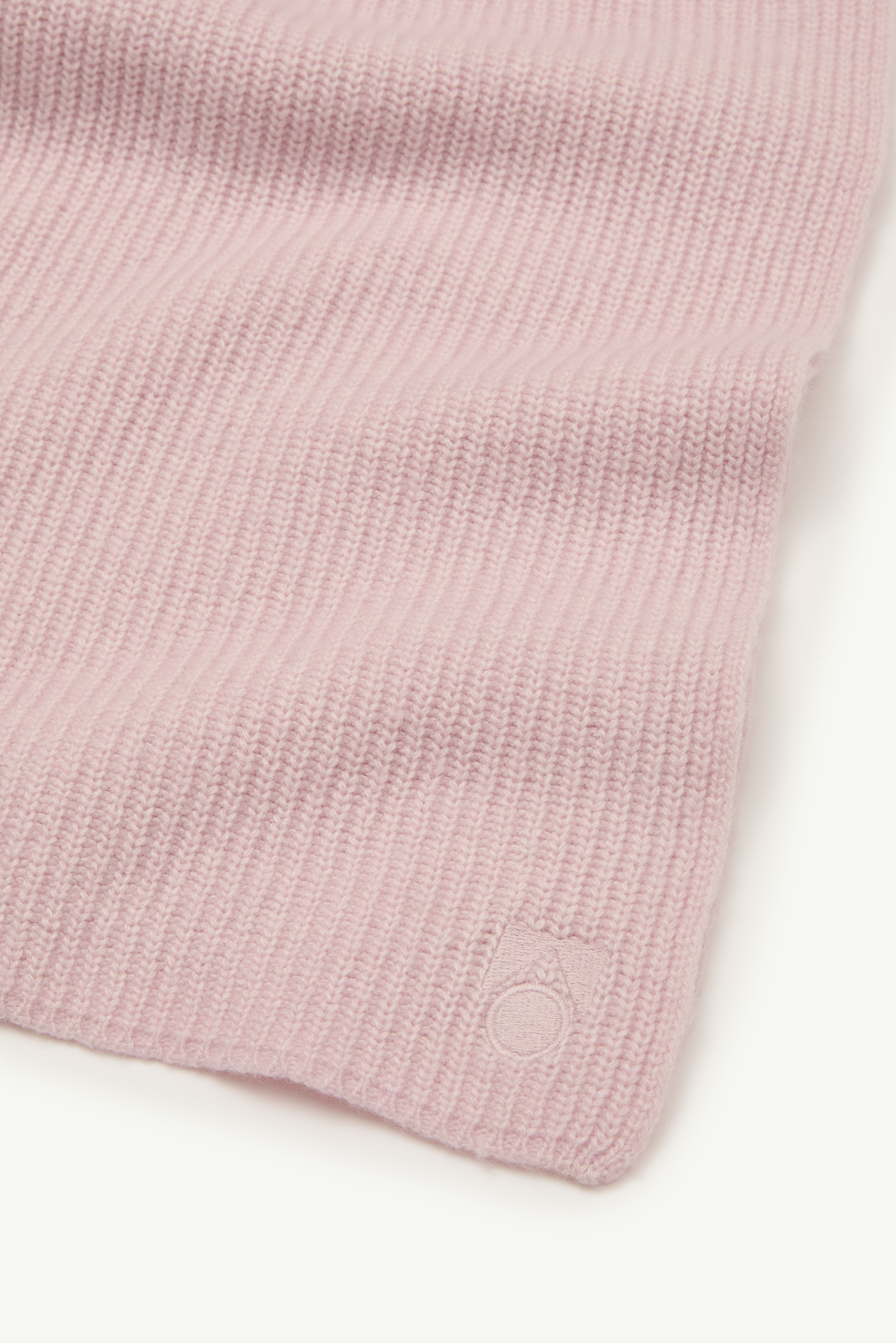 MAIN STORY_pale knit scarf