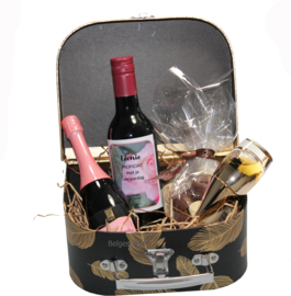 Dames cadeau in koffertje met Felicitatie etiket op wijnflesje