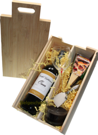 Cadeau kistje met kaasplank deksel met persoonlijk wijnetiket