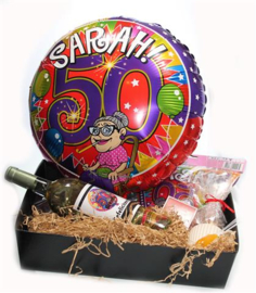 Sarah cadeau pakket met grote ballon en Naametiket wijn