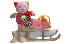 Houten slee kraamcadeau met naam van de baby