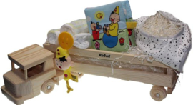 Baby cadeau in Houten vrachtwagen met babynaam