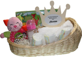 Babypakket in Poppenmand  Naam kraam cadeau