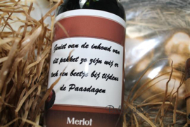 Paas cadeau met wens etiket op de wijnfles