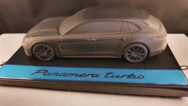 Porsche Panamera GII Turbo - Presse Papier sur piédestal - Porsche musée