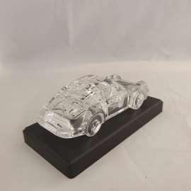 Porsche 911 en verre cristal sur socle en bois