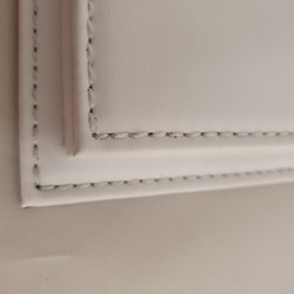 Vitrine met Witte Lederen Basis 1/18 Atlantic Case Mulhouse