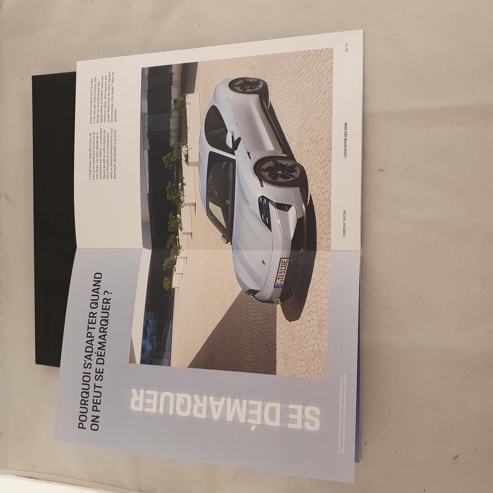 Porsche Taycan 2024 Lookbook Broschüre - WMAT24000130