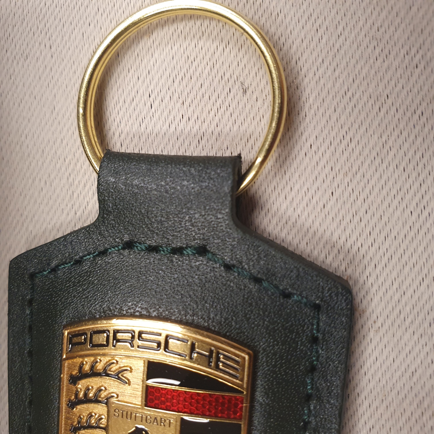 Keychain with Porsche emblem - Oak Green WAP0503550RWSA