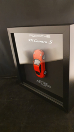 Porsche 911 991 Carrera S Rouge 3D Encadrée dans une boîte d’ombre - échelle 1:43