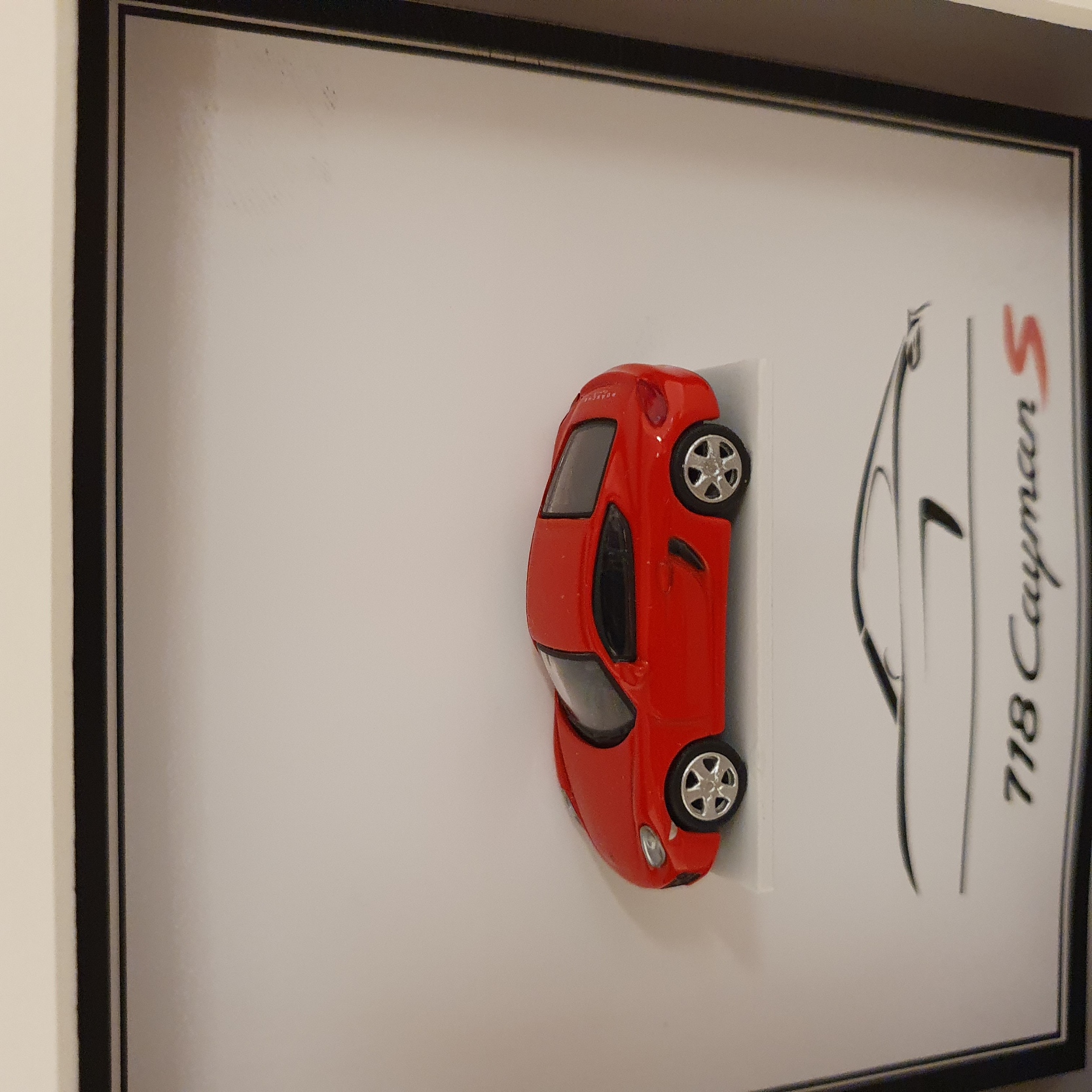 Porsche 718 Cayman S rood in kaderbox - schaal 1:87