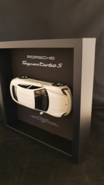 Porsche Taycan Turbo S Blanc 3D Encadré dans une boîte d’ombre - échelle 1:24