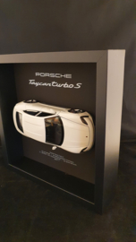 Porsche Taycan Turbo S Weiß 3D Eingerahmt in Schattenbox - Maßstab 1:24