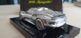 Porsche 918 Spyder op sokkel - Lancering Augustus 2013