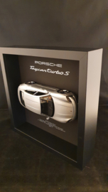 Porsche Taycan Turbo S Silbergrau 3D Eingerahmt in Schattenbox - Maßstab 1:24