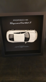 Porsche Taycan Turbo S Blanc 3D Encadré dans une boîte d’ombre - échelle 1:24