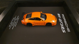 Porsche 911 997 GT3 RS Orange 3D Eingerahmt in Schattenbox - Maßstab 1:37