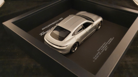 Porsche Taycan Turbo S Zilvergrijs 3D Framed in schaduwbox - schaal 1:24