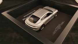 Porsche Taycan Turbo S Silbergrau 3D Eingerahmt in Schattenbox - Maßstab 1:24