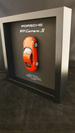 Porsche 911 991 Carrera S Rouge 3D Encadrée dans une boîte d’ombre - échelle 1:37