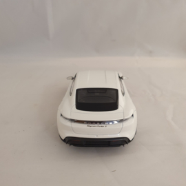 Porsche Taycan Turbo S Weiß - Welly 1:24