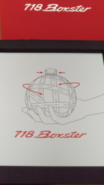 Porsche 718 Boxster eigenaarsbox met schaalmodel wereldbol