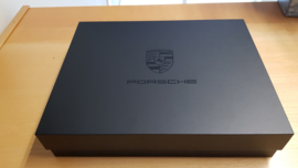 Porsche E-mobility Mailing box - Destination Future