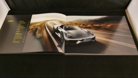 Porsche 918 Spyder hardcover brochure 2013 - DE - Rocket Science