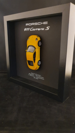 Porsche 911 991 Carrera S Jaune 3D Encadrée dans une boîte d’ombre - échelle 1:37