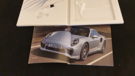 Porsche 911 991 Adaptive Aerodynamik - Pers informatie set met USB stick