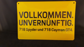 Porsche 718 Spyder und 718 Cayman GT4 vollkommen unvernünftig - Wandschild