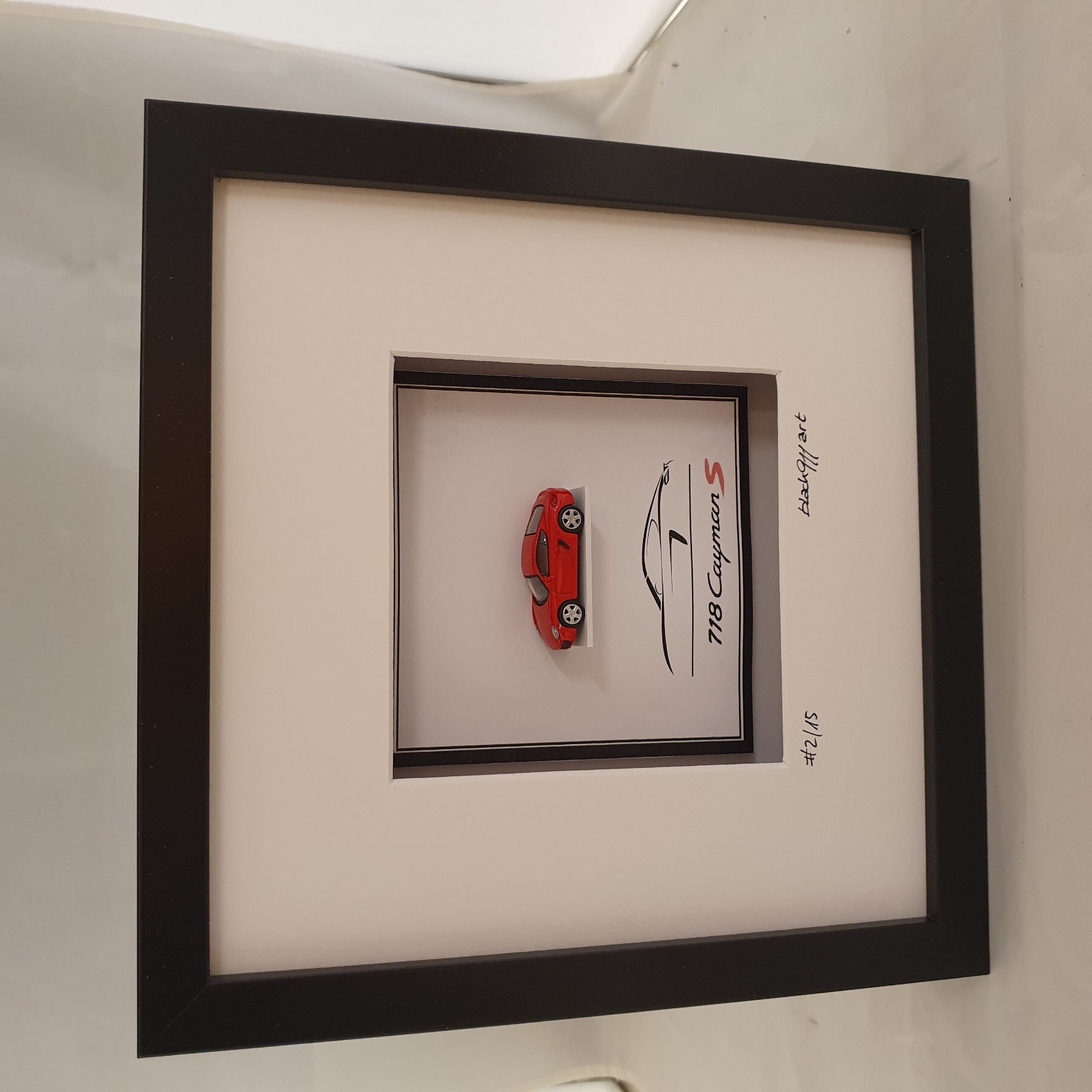 Porsche 718 Cayman S rood in kaderbox - schaal 1:87