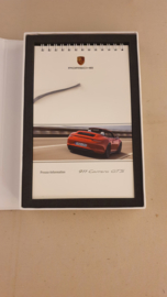 Porsche 911 991 Carrera GTS 2014 - Pers informatie set met pen en USB stick