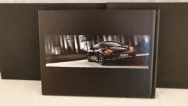 Porsche 718 Cayman S Black Edition - Brochure en coffret collector