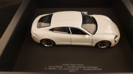 Porsche Taycan Turbo S Weiß 3D Eingerahmt in Schattenbox - Maßstab 1:24