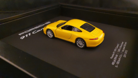 Porsche 911 991 Carrera S Jaune 3D Encadrée dans une boîte d’ombre - échelle 1:37