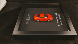 Porsche 911 991 Carrera S Rouge 3D Encadrée dans une boîte d’ombre - échelle 1:43