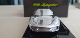 Porsche 918 Spyder op sokkel - Lancering Augustus 2013