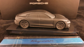 Porsche Taycan - Briefbeschwerer auf Sockel