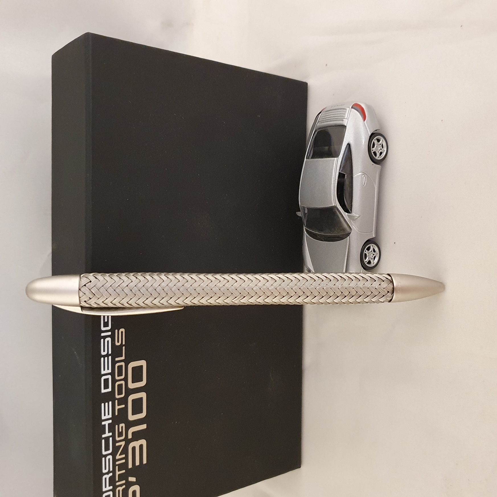 Stylo à bille Porsche Design P'3100 Tecflex avec modèle réduit de voiture