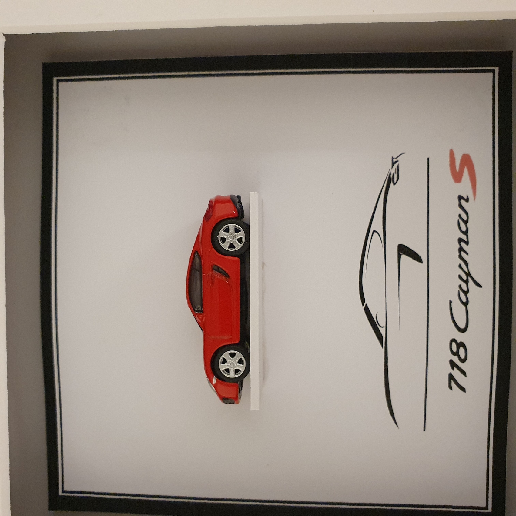 Porsche 718 Cayman S rood in kaderbox - schaal 1:87
