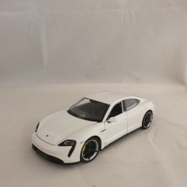 Porsche Taycan Turbo S Weiß - Welly 1:24