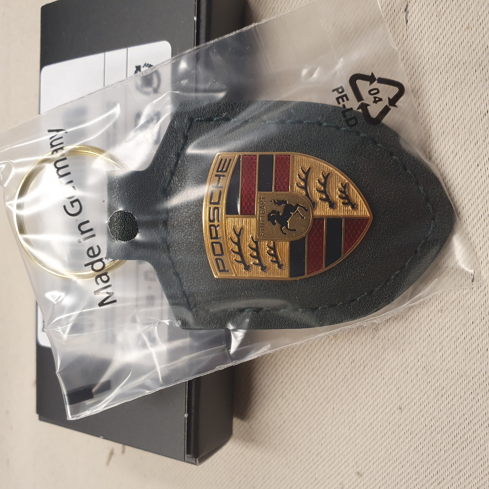 Keychain with Porsche emblem - Oak Green WAP0503550RWSA