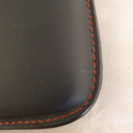 Porsche hoes voor iPad  - zwart met rode stiksels
