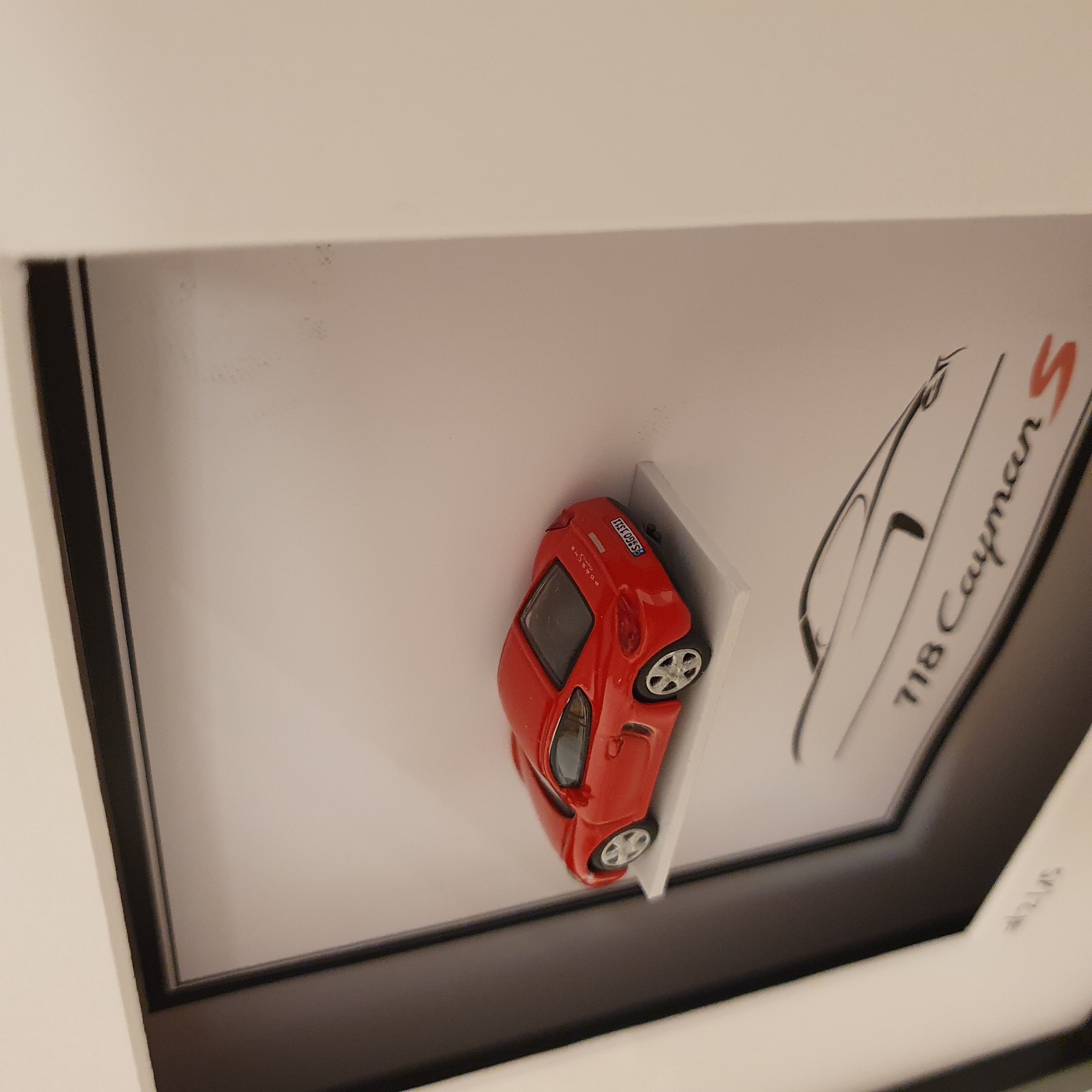 Porsche 718 Cayman S rood in kaderbox - schaal 1:87