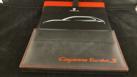 Porsche Cayenne Turbo S hardcover brochure en couverture VIP - 2012