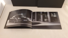 Porsche 718 Cayman S Black Edition - Broschüre im Sammlerkarton